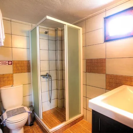Anna Karra & Apartmán Vourvourou